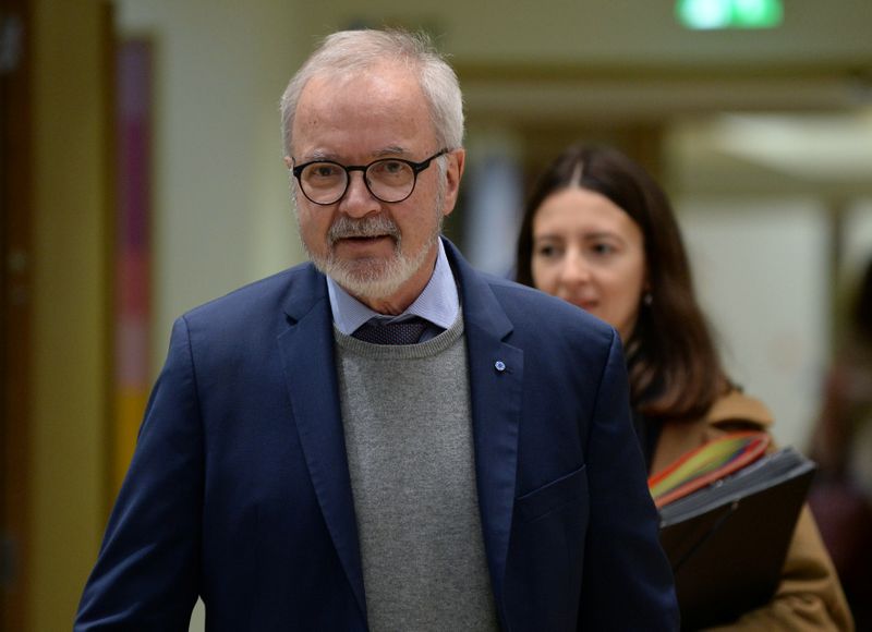 © Reuters. FOTO DE ARCHIVO. El presidente del Banco Europeo de Inversiones (BEI), Werner Hoyer, asiste a una reunión de ministros de finanzas de la Unión Europea en Bruselas, Bélgica