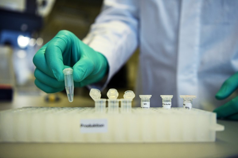 &copy; Reuters. FOTO DE ARCHIVO: El empleado Philipp Hoffmann, de la empresa biofarmacéutica alemana CureVac, muestra una investigación de una vacuna para el COVID-19) en un laboratorio de Tubinga.