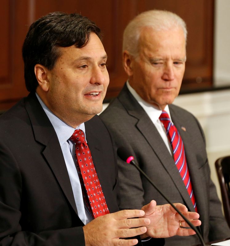 &copy; Reuters. Ron Klain ao lado de Joe Biden na Casa Branca em 2014