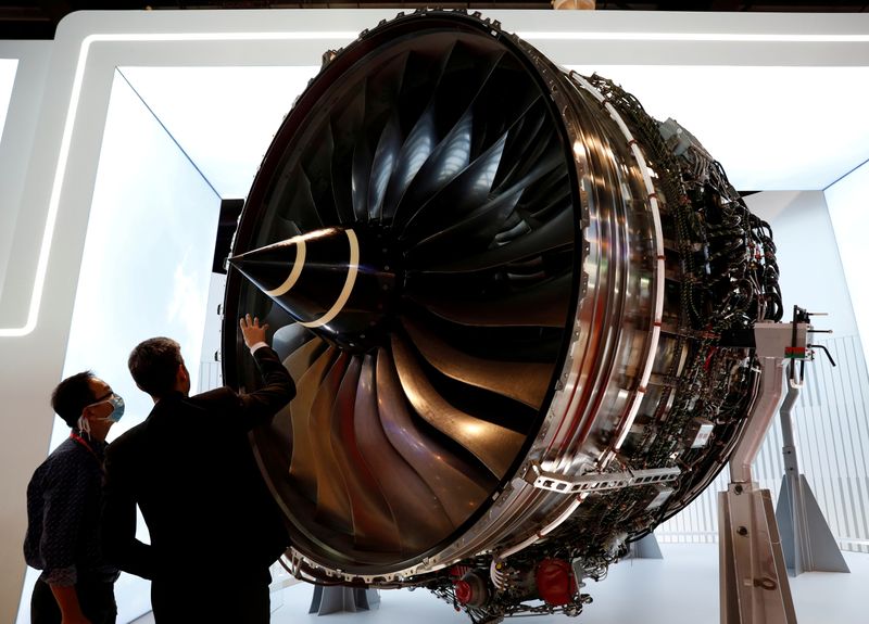 © Reuters. FILE PHOTO: A man looks at Rolls Royce's Trent Engine displayed at the Singapore Airshow in Singapore
