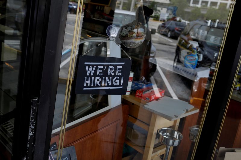 &copy; Reuters. Placa de emprego em restaurante de Miami