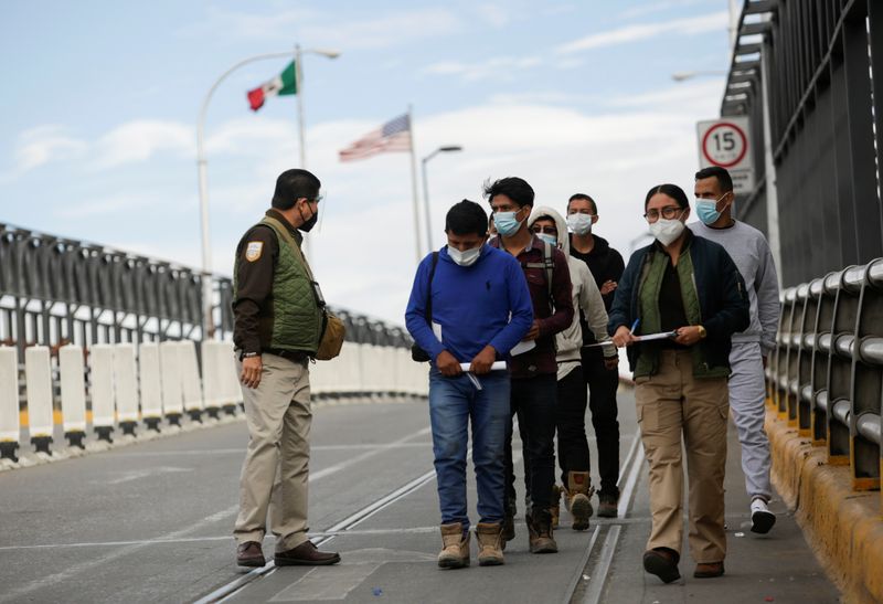 &copy; Reuters. Migrants are escorted by agents from Mexico&apos;s National Migration Institute (INM) after being deported from the United States, in Ciudad Juarez