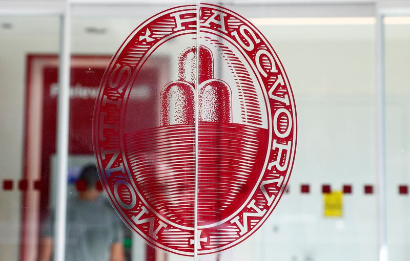 &copy; Reuters. Il logo della banca del Monte dei Paschi di Siena all&apos;ingresso di una banca a Roma