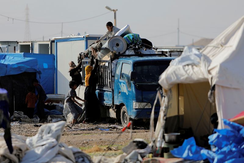 &copy; Reuters. نازحون عراقيون لم يعد لديهم مأوى بعد إغلاق مخيمات