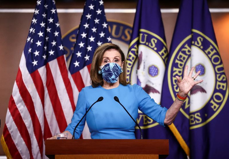 © Reuters. U.S. House Speaker Pelosi and Senate Democratic Leader Schumer speak to reporters during news conference on Capitol Hill in Washington