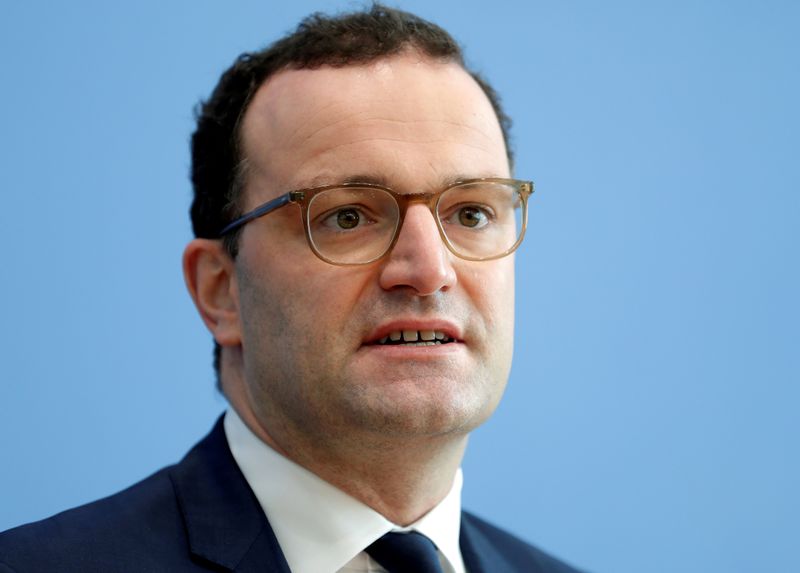 &copy; Reuters. FOTO DE ARCHIVO: El ministro de Salud alemán Jens Spahn celebra una conferencia sobre la pandemia COVID-19 en Berlín, Alemania, el 3 de noviembre de 2020