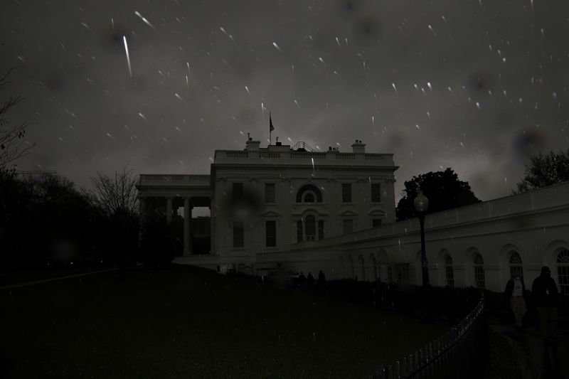 © Reuters. Rain falls over the White House during a storm in Washington