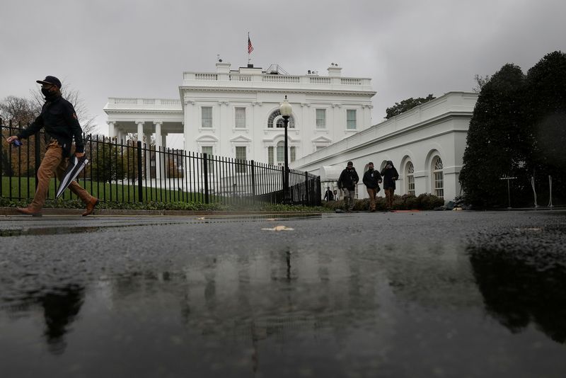 © Reuters. FILE PHOTO: Rain falls over the White House during a storm in Washington
