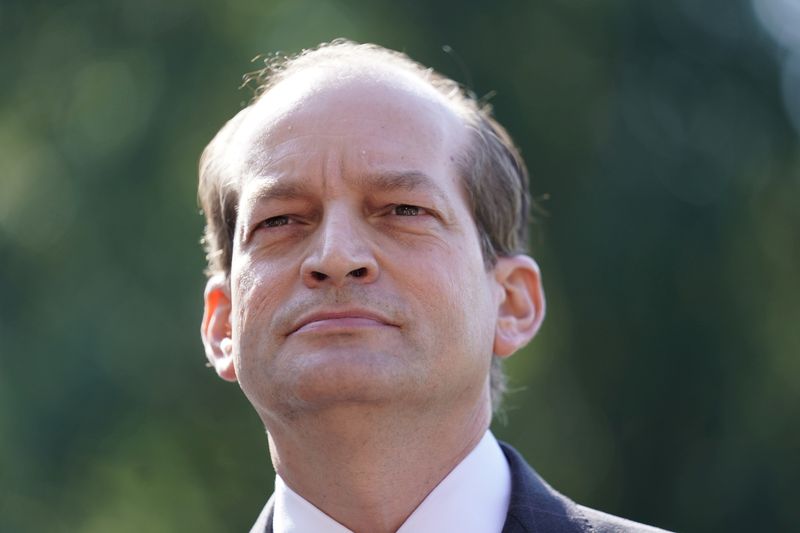 © Reuters. FILE PHOTO: U.S. President Trump announces Acosta resignation before departing for travel to Milwaukee, Wisconsin at the White House in Washington