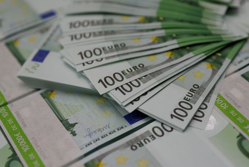 &copy; Reuters. 100 Euro Banknotes are seen at the Money Service Austria company&apos;s headquarters in Vienna