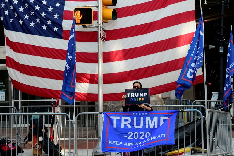 © Reuters. A supporter of U.S. President Donald Trump rallies outside the Pennsylvania Convention Center, days after former Vice President Joe Biden was declared the winner of the 2020 U.S. presidential election, in Philadelphia