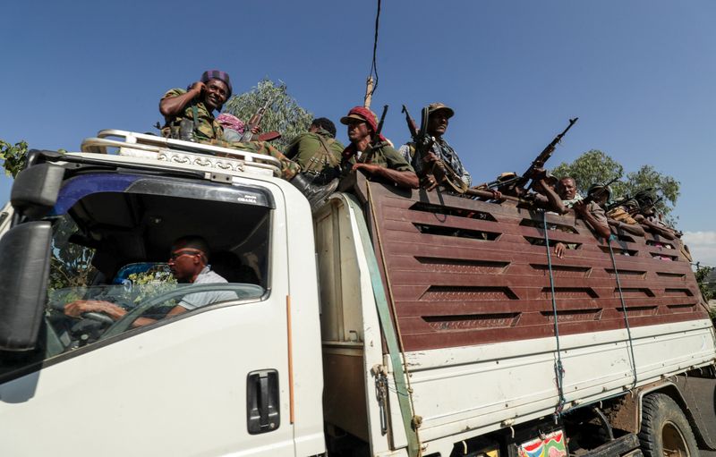 &copy; Reuters. FILE PHOTO: Members of Amhara region militias ride on their truck as they head to face the Tigray People&apos;s Liberation Front in Sanja