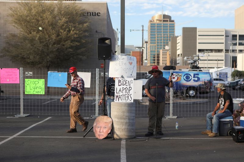 © Reuters. Supporters of U.S. President Donald Trump gather for a 