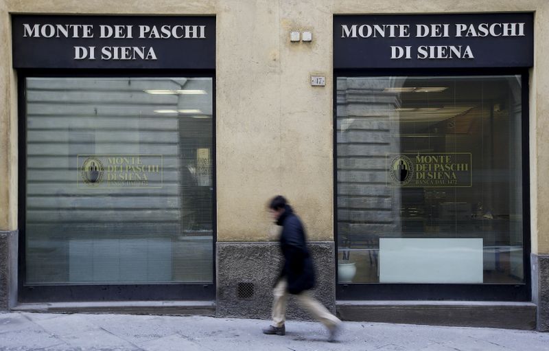 &copy; Reuters. FILE PHOTO: A man walks in front of the Monte dei Paschi bank in Siena
