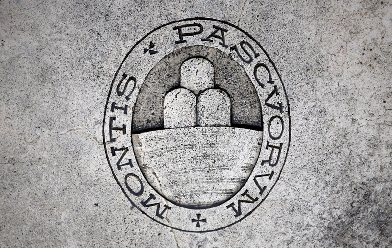 © Reuters. FILE PHOTO: A logo of Monte dei Paschi di Siena bank is seen on the ground in downtown Siena