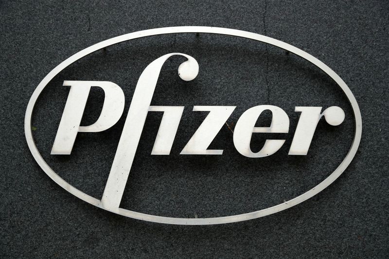 © Reuters. The Pfizer logo is seen at their UK commercial headquarters in Walton Oaks