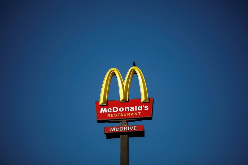 © Reuters. FILE PHOTO: The McDonald's company logo stands on a sign outside a restaurant in Bretigny-sur-Orge, near Paris