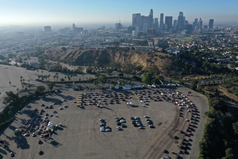 &copy; Reuters. People line up for coronavirus tests at Dodger Stadium, as the global outbreak of the coronavirus disease (COVID-19) continues, in Los Angeles