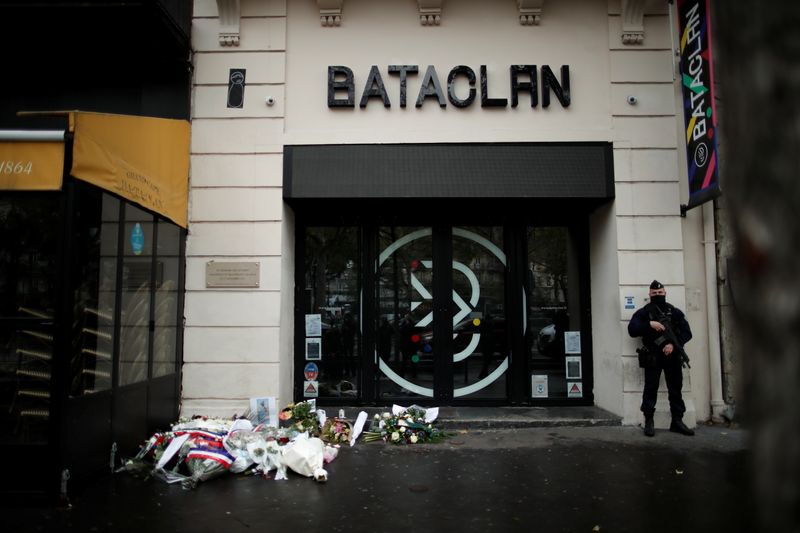 &copy; Reuters. Homenagem em frente ao Bataclan, em Paris