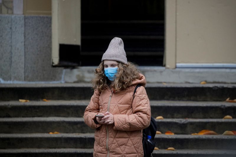 © Reuters. A student exits a school as the spread of coronavirus disease (COVID-19) continues, in Brooklyn, New York