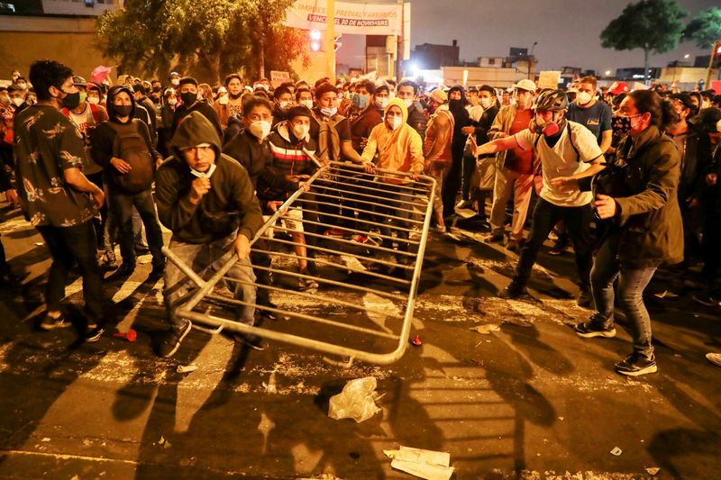 &copy; Reuters. إصابة العشرات في بيرو في اشتباكات بين محتجين والشرطة وسط أزمة سياسية