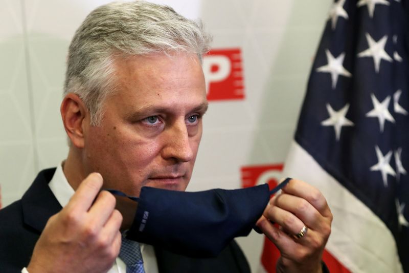 &copy; Reuters. FILE PHOTO: U.S. National Security Advisor Robert O&apos;Brien takes off his a face mask during a meeting at Sao Paulo&apos;s Industries Federation President in Sao Paulo