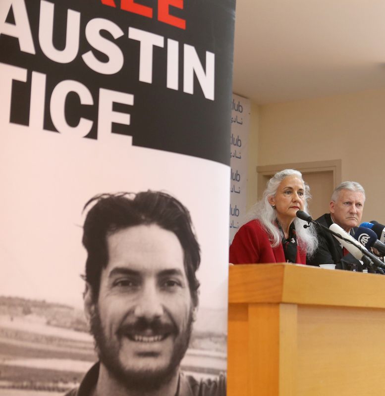© Reuters. FILE PHOTO: Marc and Debra Tice, parents of U.S. journalist Austin Tice, talk during a news conference in Beirut