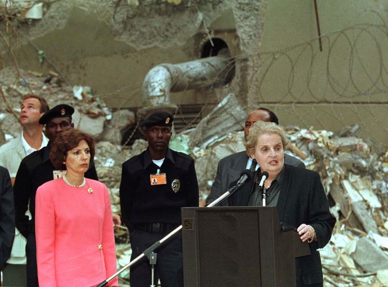 © Reuters. FOTO DE ARCHIVO: LA SECRETARIA DE ESTADO DE LOS ESTADOS UNIDOS, MADELEINE ALBRIGHT, SE DIRIGE A LOS KENIANOS EN EL LUGAR DE LA EXPLOSIÓN