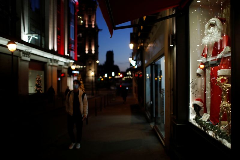 &copy; Reuters. Christmas decorated shopping window in Paris