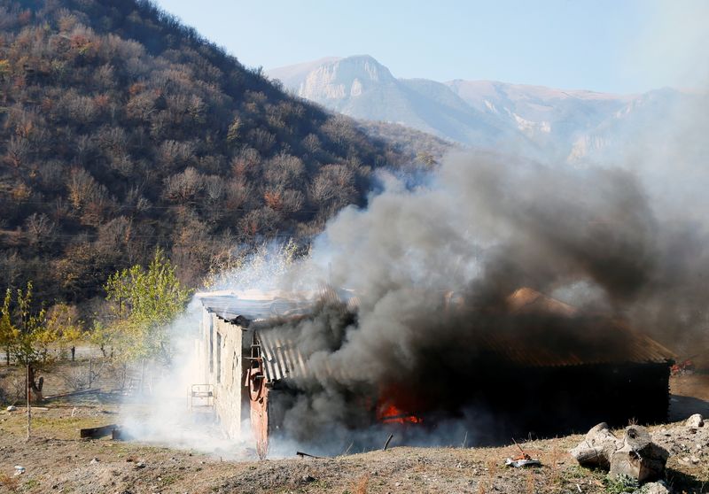 &copy; Reuters. الأرمن يضرمون النار في المنازل قبل تسليم قرية لأذربيجان