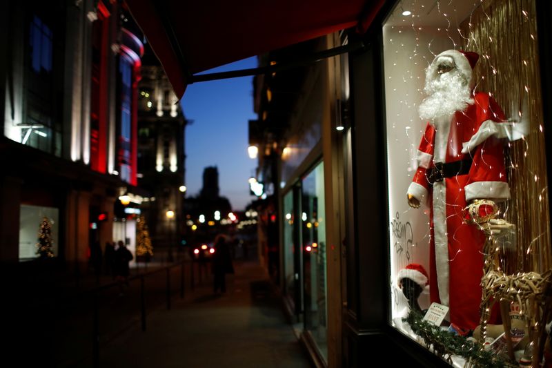 &copy; Reuters. شوارع باريس مهجورة في ظل عزل عام أغلق المتاجر الكبرى قبل عيد الميلاد