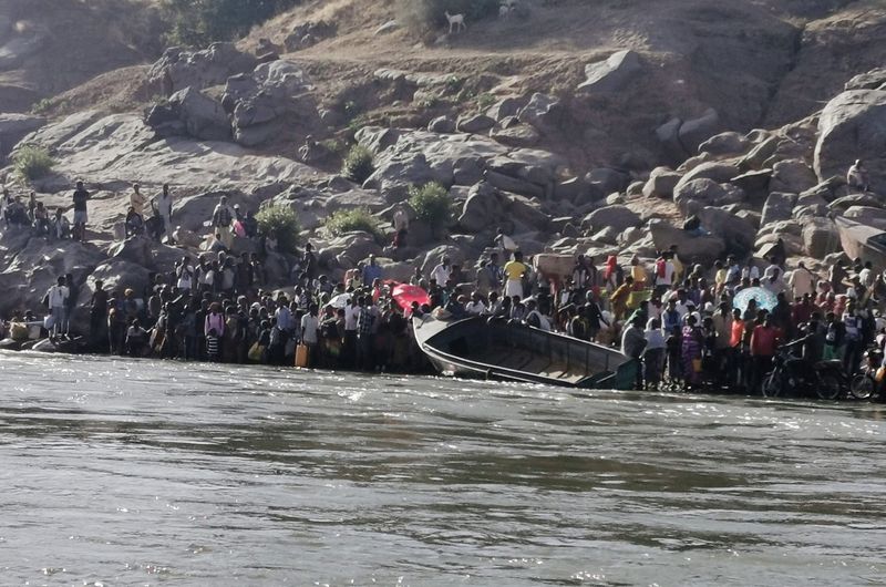 &copy; Reuters. Ethiopians who fled the ongoing fighting in Tigray region prepare to cross the Setit River on the Sudan-Ethiopia border in Hamdait village in eastern Kassala state