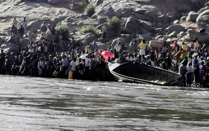 &copy; Reuters. إثيوبيون يعبرون النهر إلى السودان هربا من الحرب في تيجراي