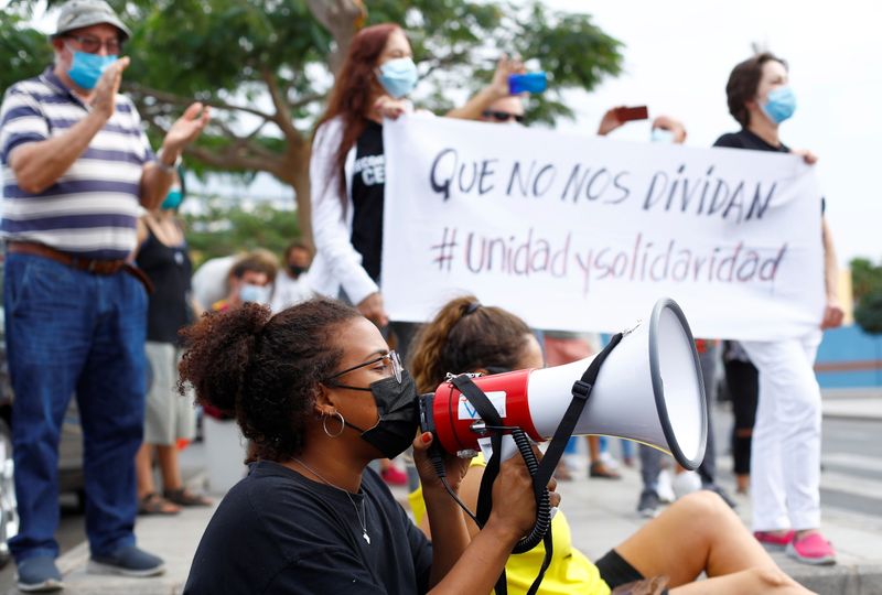 &copy; Reuters. متظاهرون يطالبون بظروف معيشة أفضل للمهاجرين في جزر الكناري