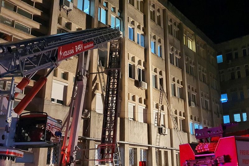 &copy; Reuters. Escaleras de bomberos en paredes de hospital donde se desató un incendio en una unidad de cuidados intensivos COVID-19, en Piatra Neamț