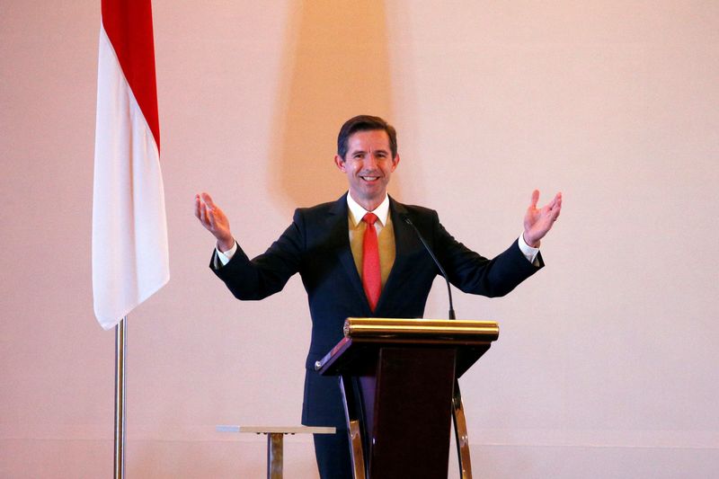 © Reuters. Australia's Minister of Trade, Tourism and Investment Simon Birmingham gestures as he speaks during a signing ceremony with Indonesia's Trade Minister in Jakarta