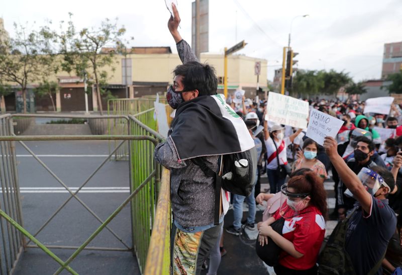 &copy; Reuters. Foto del sábado de una manifestación en Lima en contra de la decisión del Congreso de destituir al ahora expresidente Martin Vizcarra