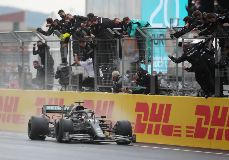 &copy; Reuters. Fórmula Uno F1 - Gran Premio de Turquía - Lewis Hamilton de Mercedes cruza la línea de meta para ganar la carrera