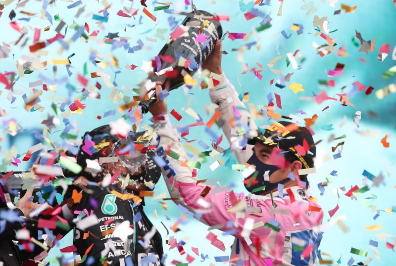 © Reuters. Foto del domingo del piloto mexicano de Racing Point Sergio Perez celebrando junto al siete veces campeón del mundo Lewis Hamilton en el podio del Gran Premio de Turquía