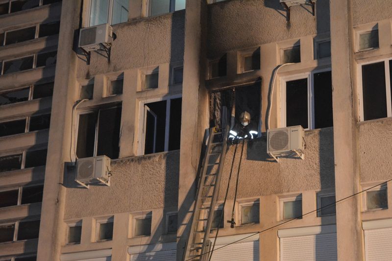 © Reuters. رومانيا تفحص جميع وحدات العناية المركزة بعد مقتل 10 في حريق بمستشفى