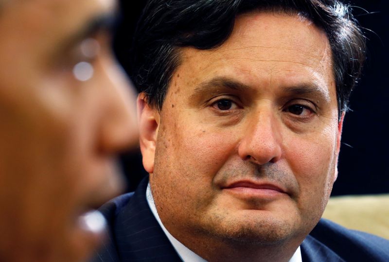 &copy; Reuters. FOTO DE ARCHIVO: El coordinador de respuesta al Ebola, Ron Klain, escucha al presidente de los Estados Unidos, Barack Obama, en Washington