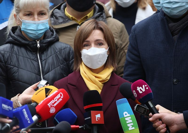 &copy; Reuters. Maia Sandu, opposition candidate and former Prime Minister, visits a polling station during a presidential election in Chisinau