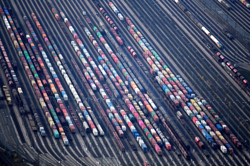 © Reuters. Containers are loaded on freight trains at the railroad shunting yard in Maschen near Hamburg