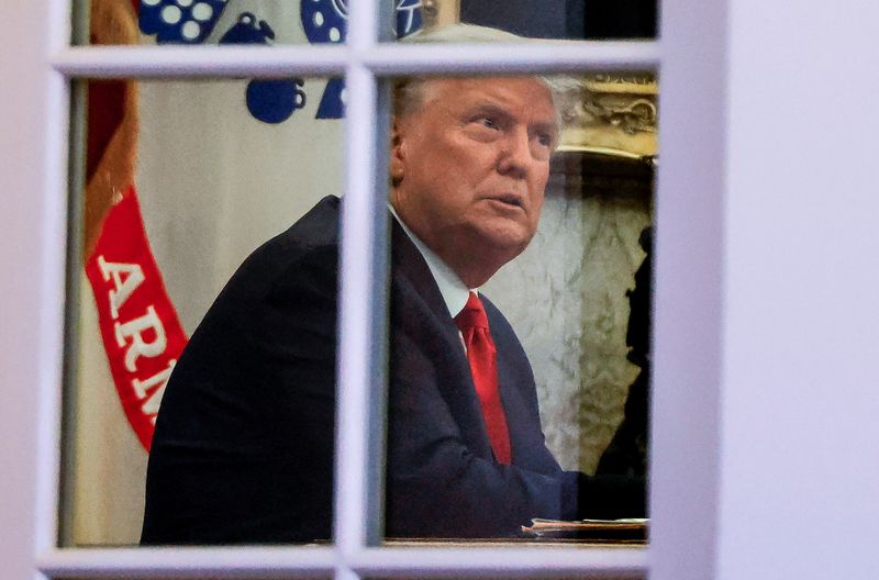 &copy; Reuters. U.S. President Trump delivers update on so-called Operation Warp Speed coronavirus treatment program in televised address from the Rose Garden at the White House in Washington