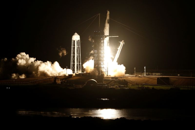 © Reuters. A SpaceX Falcon 9 rocket, topped with the Crew Dragon capsule, is launched carrying four astronauts on the first operational NASA commercial crew mission at Kennedy Space Center in Cape Canaveral