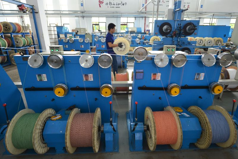 &copy; Reuters. Foto de archivo de un empleado en una linea de producción de cables de fibra óptica en Huzhou, en la provincia china de Zhejiang