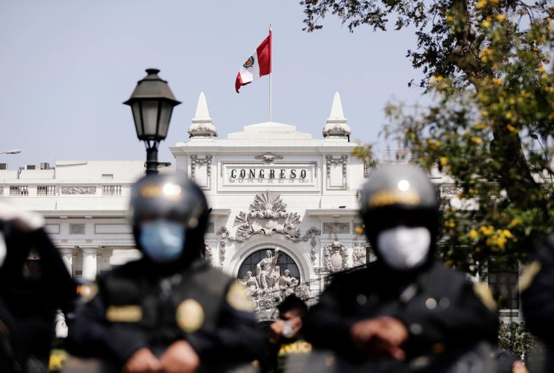 © Reuters. Foto del domingo de policías fuera del Congreso de Perú tras la renuncia del presidente interino Manuel Merino