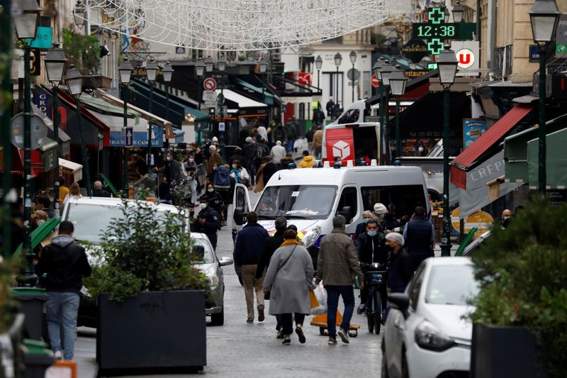 &copy; Reuters. CORONAVIRUS: BAISSE DES NOUVEAUX CAS ET DES DÉCÈS JOURNALIERS EN FRANCE