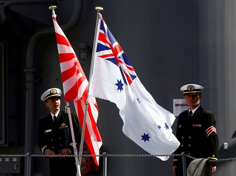 &copy; Reuters. FOTO DE ARCHIVO: La bandera del Sol Naciente y la bandera australiana en Sídney