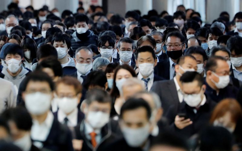 &copy; Reuters. FOTO DE ARCHIVO: Personas con mascarilla se dirigen a la estación de Shinagawa en Tokio, Japón, el 13 de noviembre de 2020